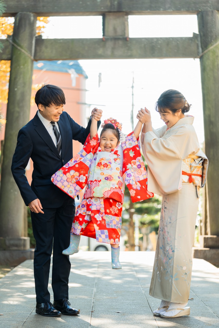 徳丸北野神社 七五三 家族写真 パパママに手を引かれてジャンプする瞬間
