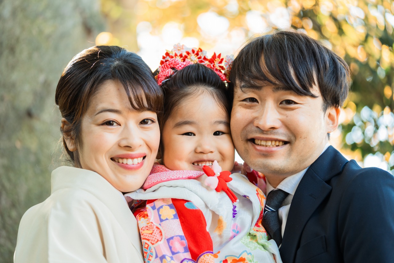 徳丸北野神社 七五三 家族写真 パパママと女の子の笑顔アップ
