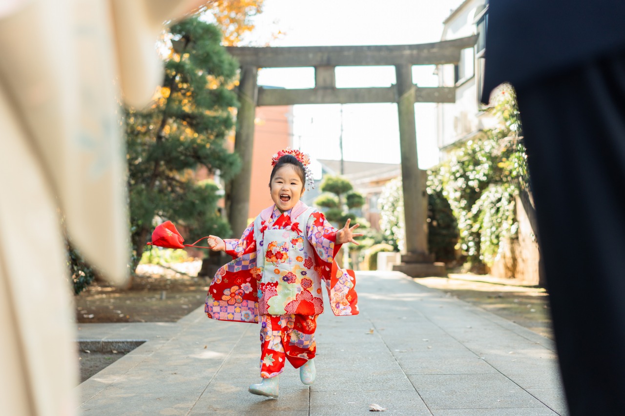 徳丸北野神社 七五三 女の子写真 参道を歩く笑顔のスナップ