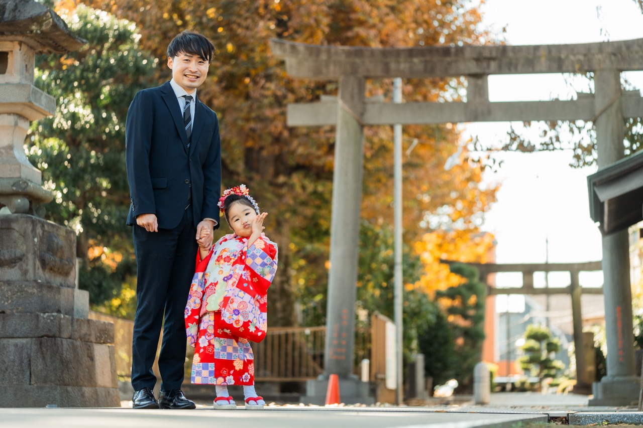 徳丸北野神社 七五三 親子写真 鳥居前でパパと女の子が並ぶ