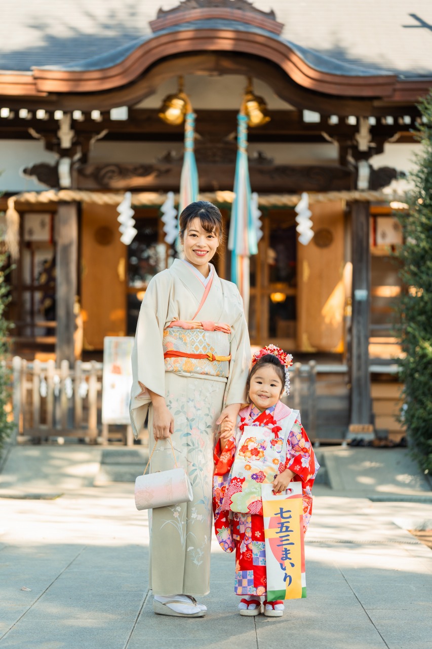 徳丸北野神社 七五三 親子写真 拝殿前で女の子と並ぶ記念カット