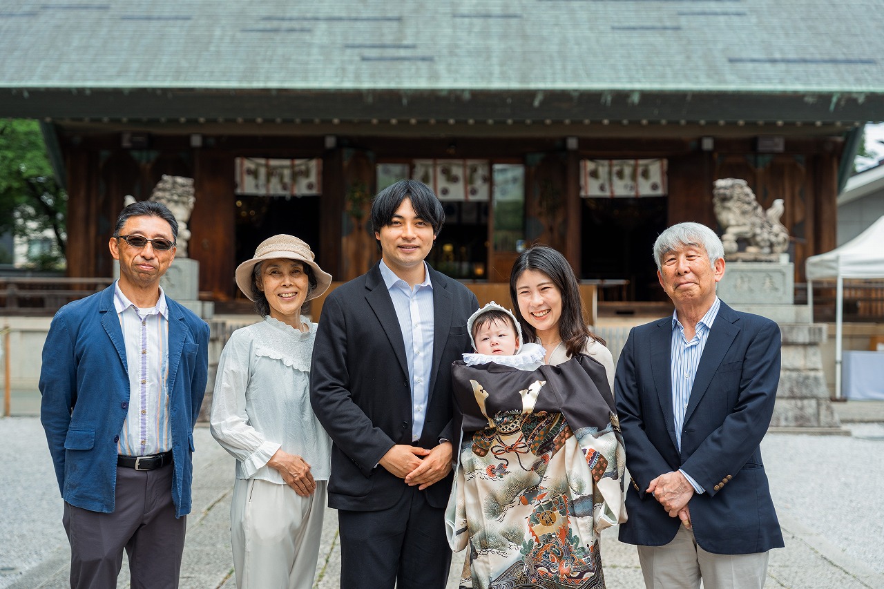 所澤神明社 お宮参り パパママと赤ちゃん 拝殿前で寄り添う家族写真