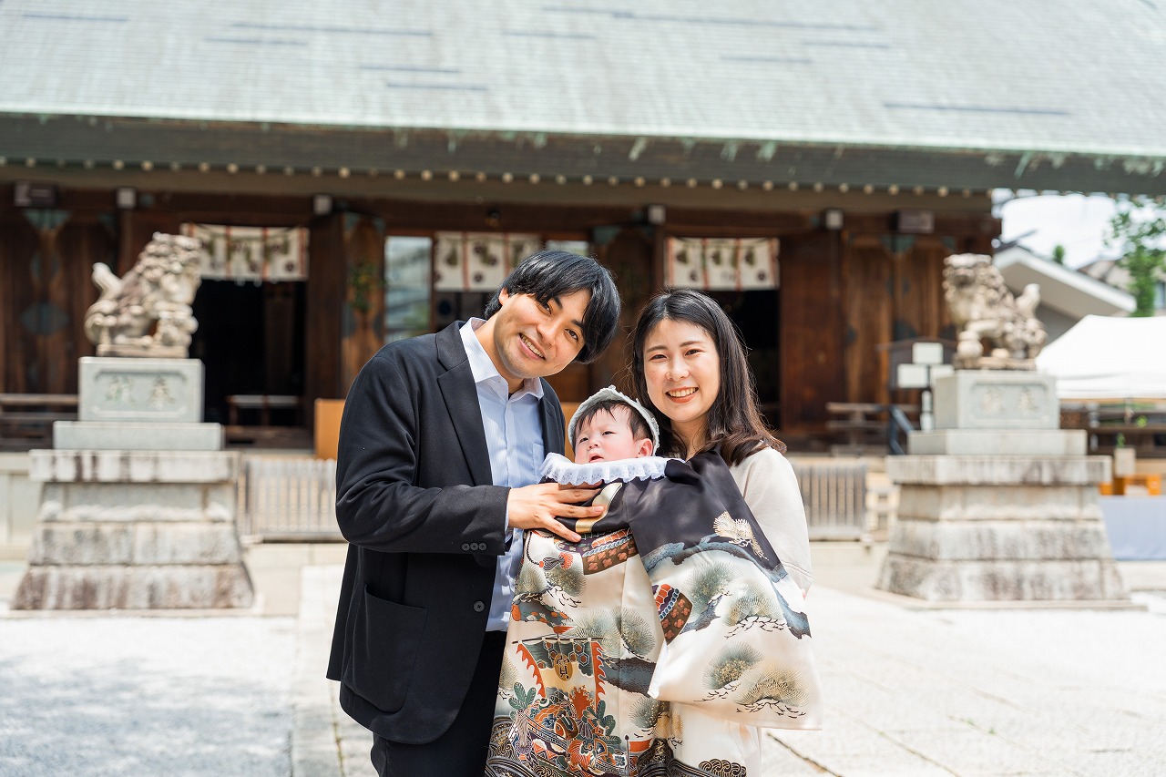 所澤神明社 お宮参り パパママと赤ちゃん 拝殿前で寄り添う家族写真