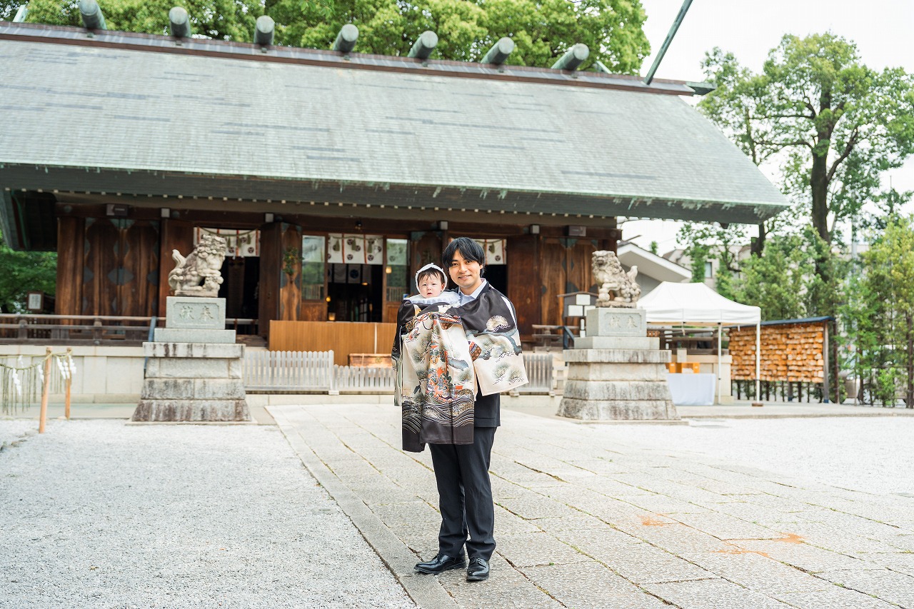 所澤神明社 お宮参り ママと赤ちゃん 拝殿前で産着姿の全身ポートレート