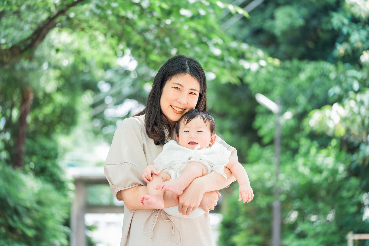 所澤神明社 お宮参り ママと赤ちゃん 緑の参道でやさしい抱っこショット