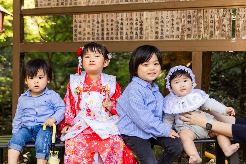 日吉大社 七五三 子ども集合写真 ベンチに座るきょうだいの自然な表情