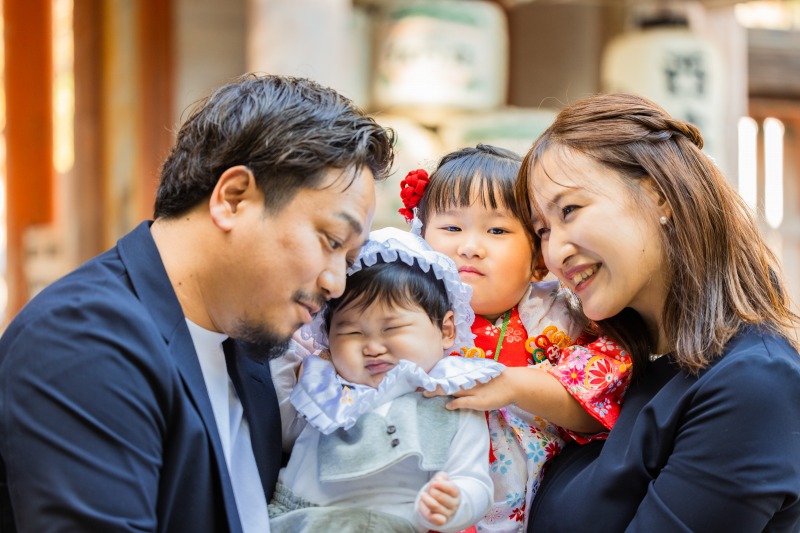 日吉大社 七五三 家族スナップ 子どもたちを囲むあたたかな時間