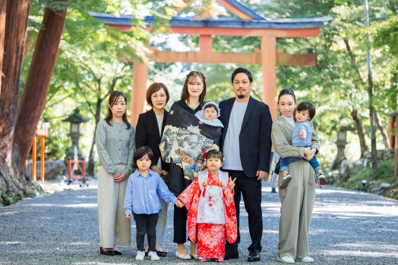 日吉大社 七五三 参道で三世代集合写真 作例