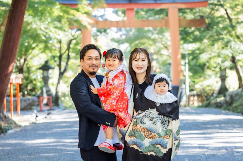 日吉大社 七五三 鳥居前で家族スナップ