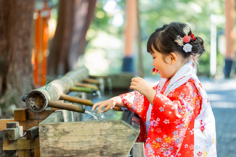 日吉大社 七五三 手水舎で清める赤い着物の女の子