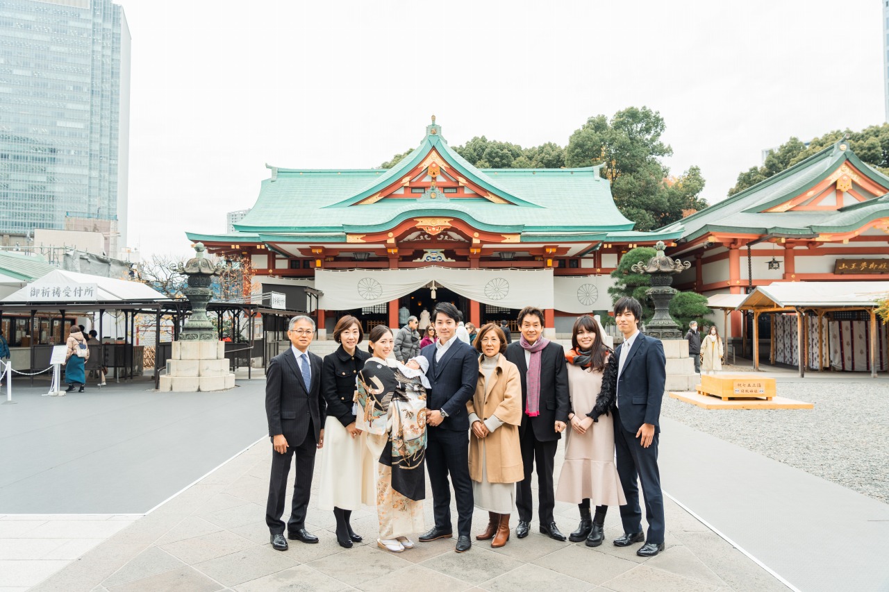 日枝神社お宮参り 本殿前で集合写真