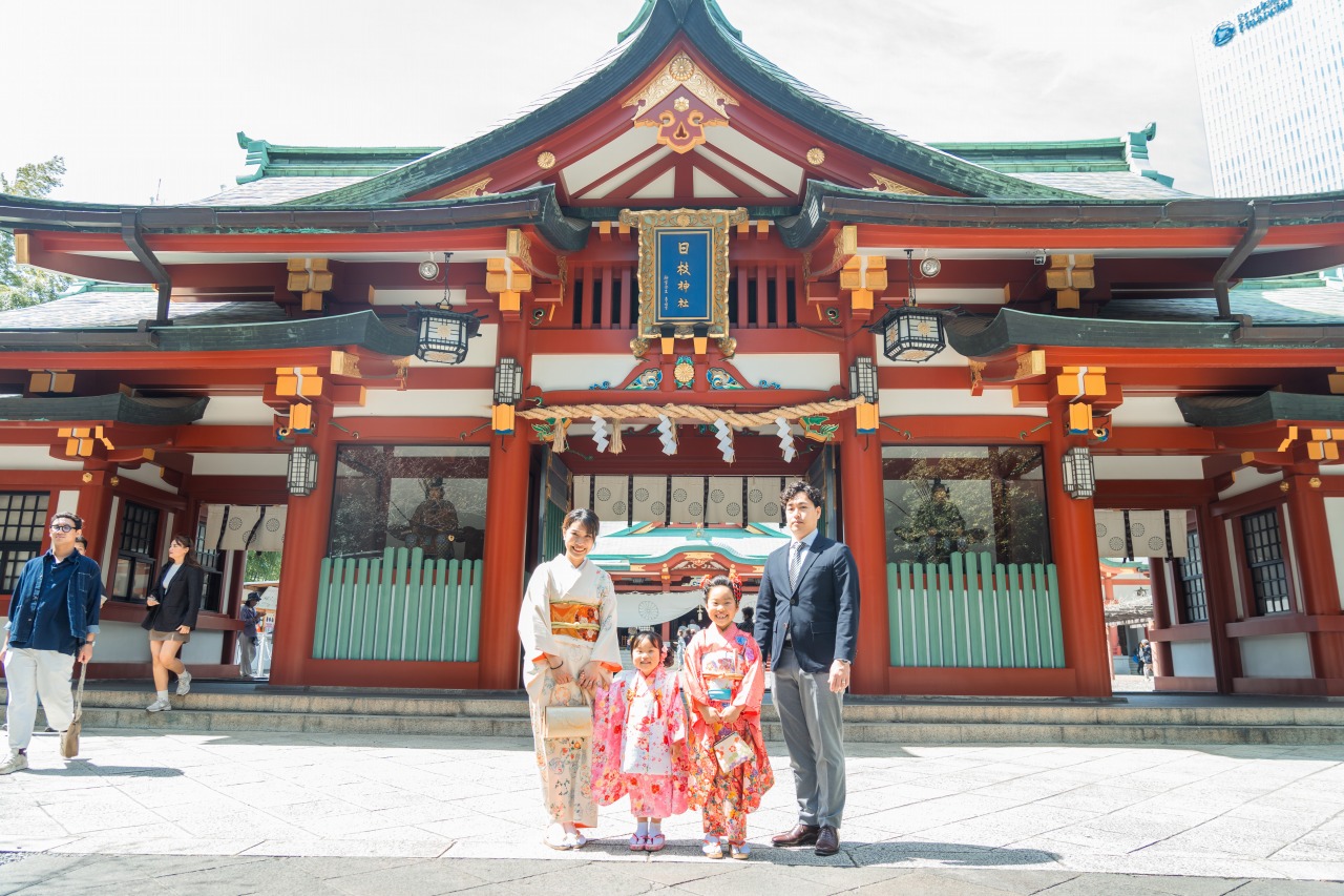 日枝神社楼門前で七五三写真