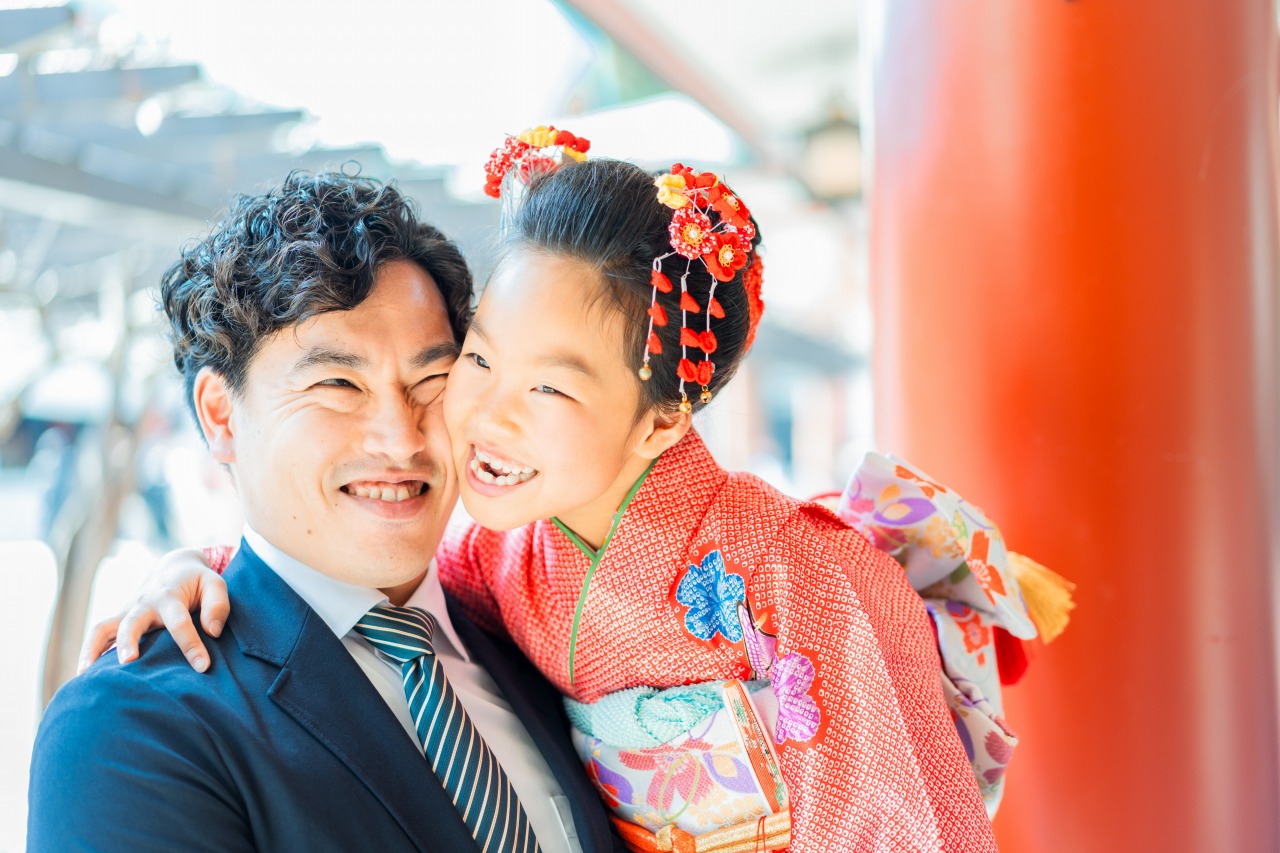 七五三 親子写真 パパに抱かれて笑う女の子