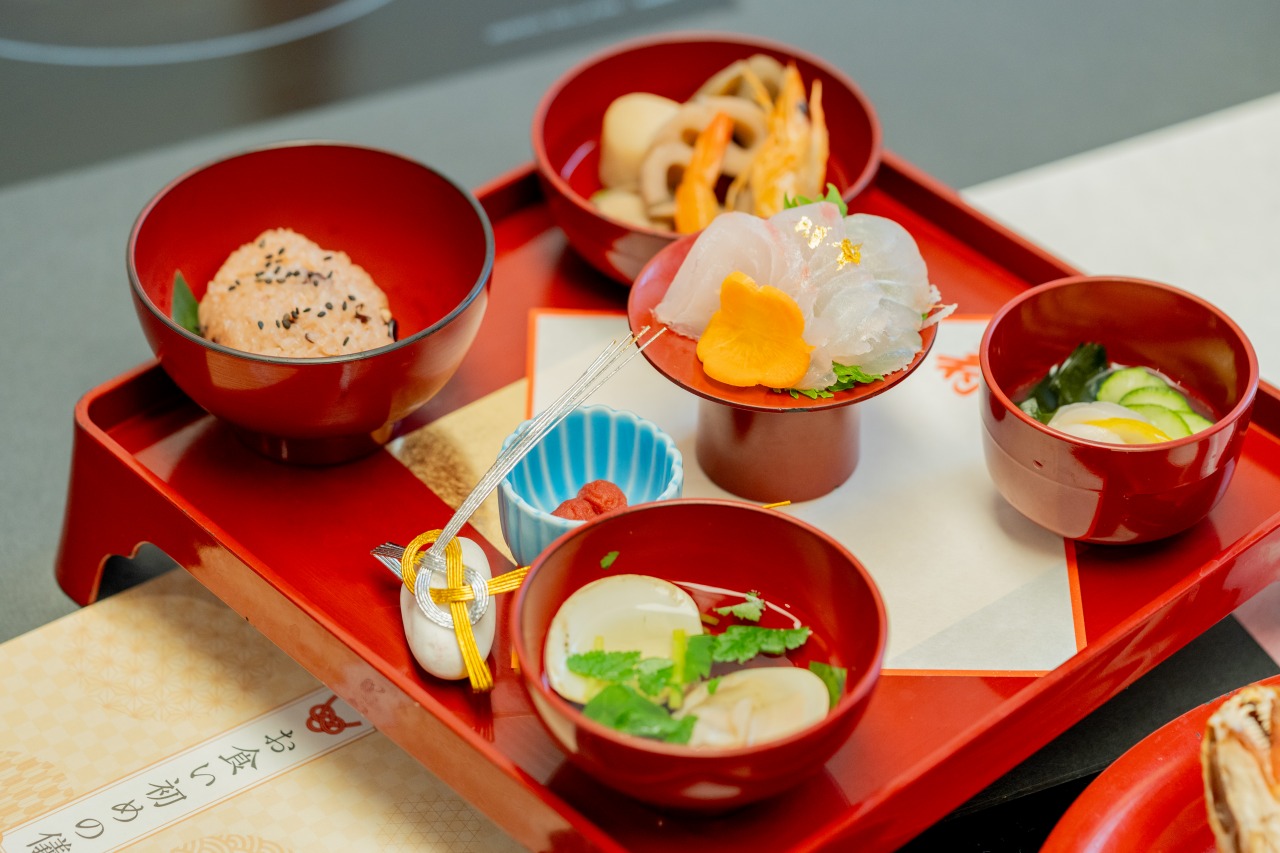 神戸 お食い初め 祝い膳の全体写真(赤飯・お吸い物・焼鯛・小鉢)