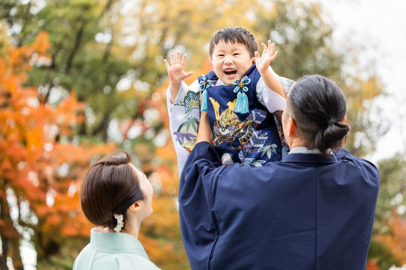 七五三 高い高いをされる男の子 紅葉背景に