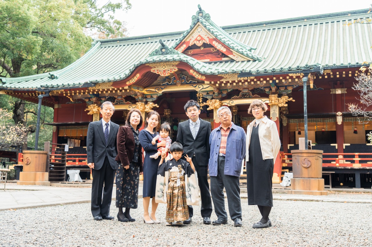 根津神社本殿前で七五三集合写真