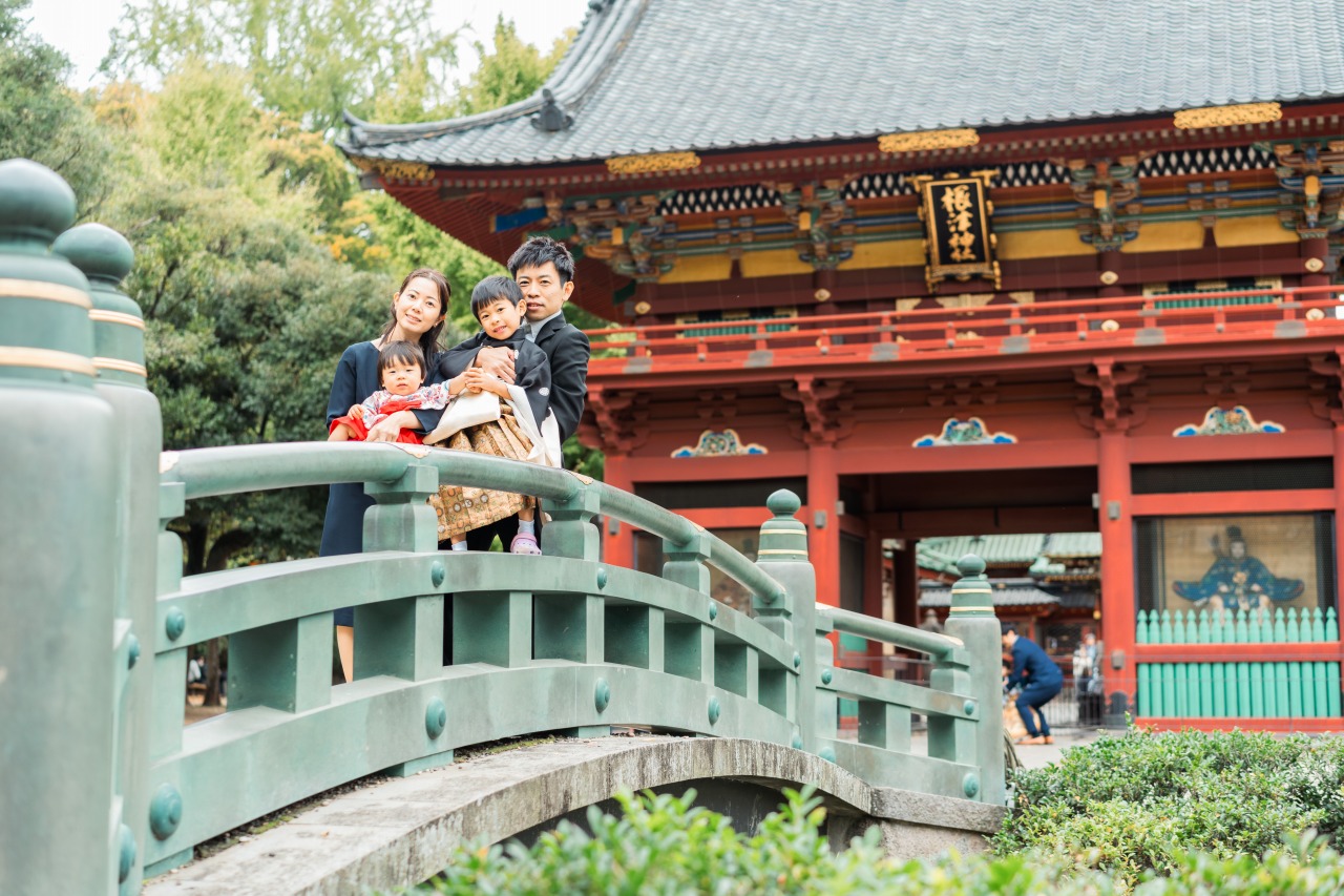 橋の上で七五三写真(根津神社)
