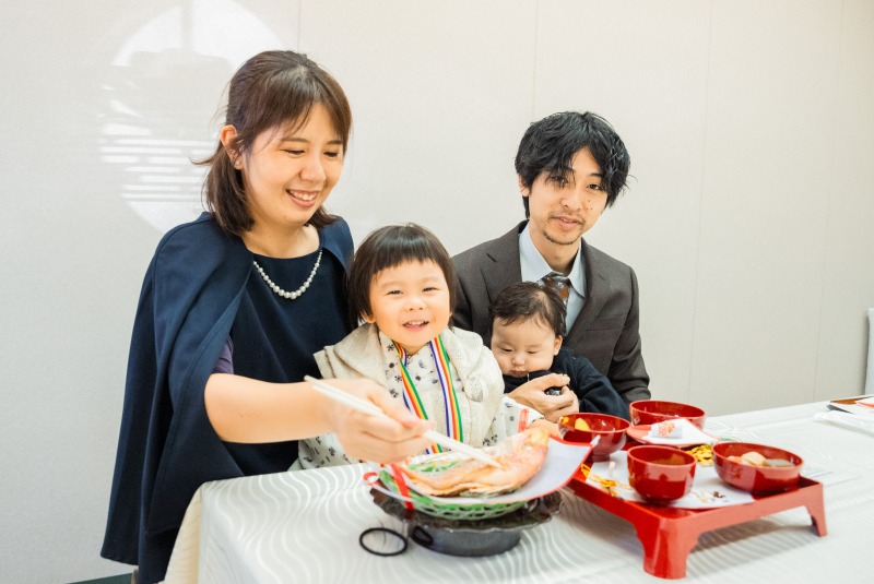 神戸 お食い初め ママに抱かれて儀式を行うアップ