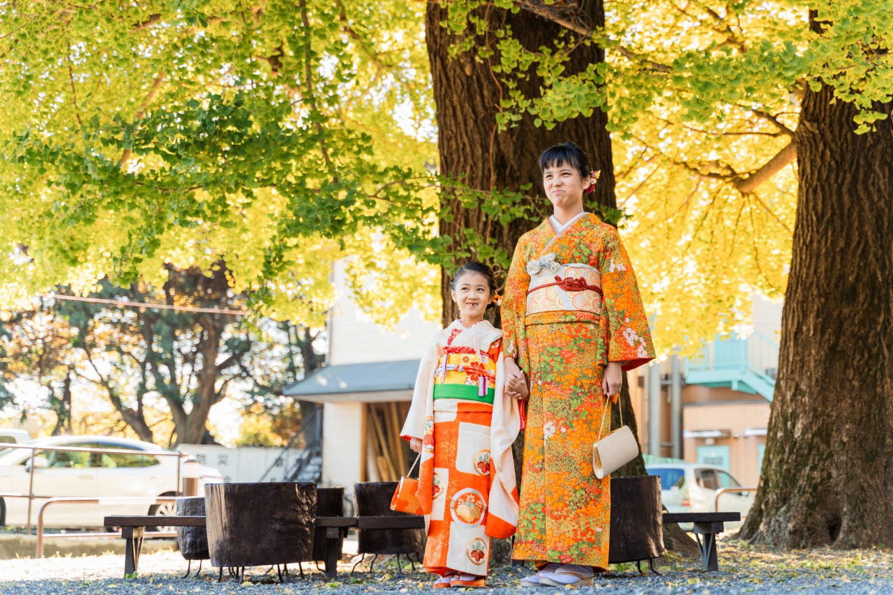 白子熊野神社の銀杏の木の下で七五三写真(女の子)