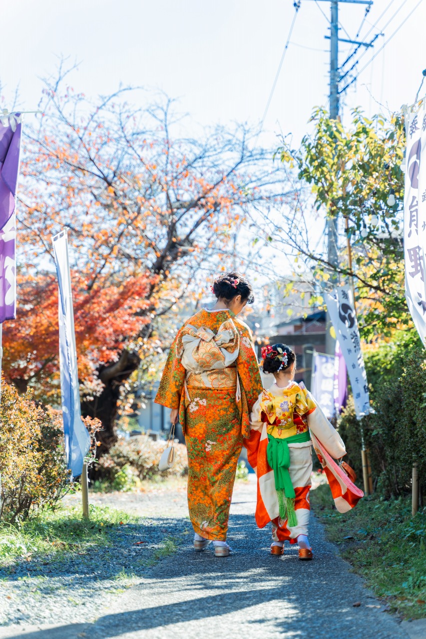 白子熊野神社参道を歩く姉妹(七五三)
