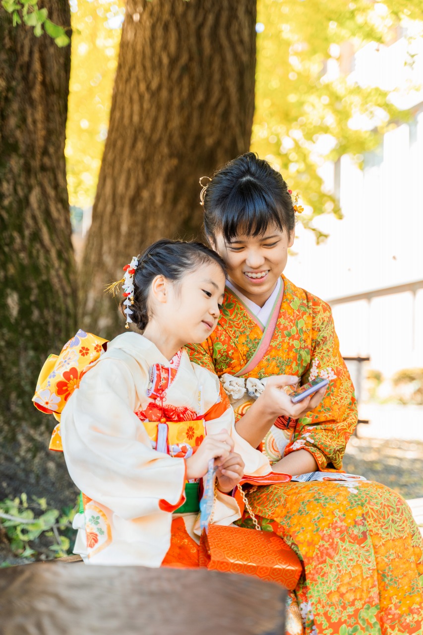 リラックスした七五三姉妹の写真
