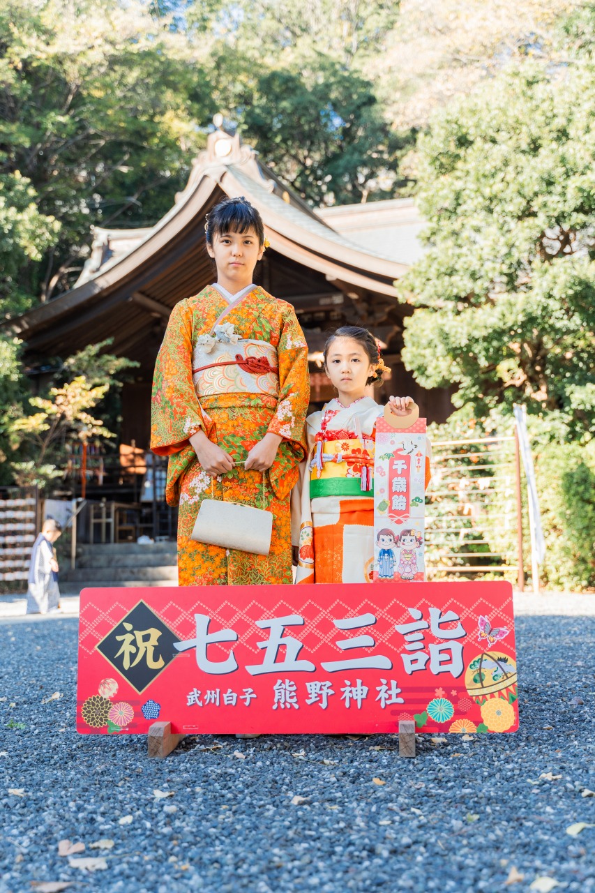 本殿前で七五三姉妹写真(白子熊野神社)