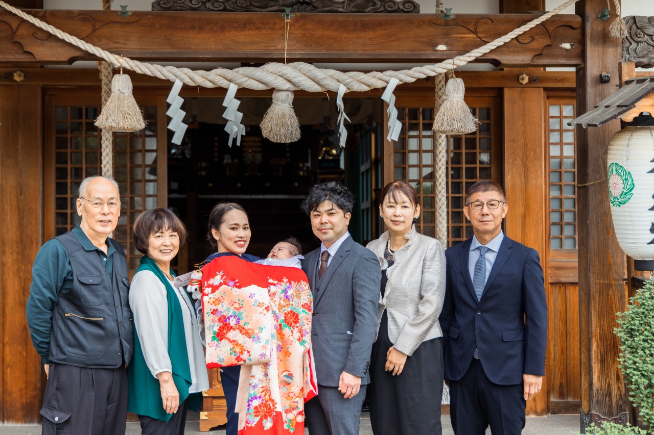 水堂須佐男神社 お宮参り 注連縄の下で家族集合ショット