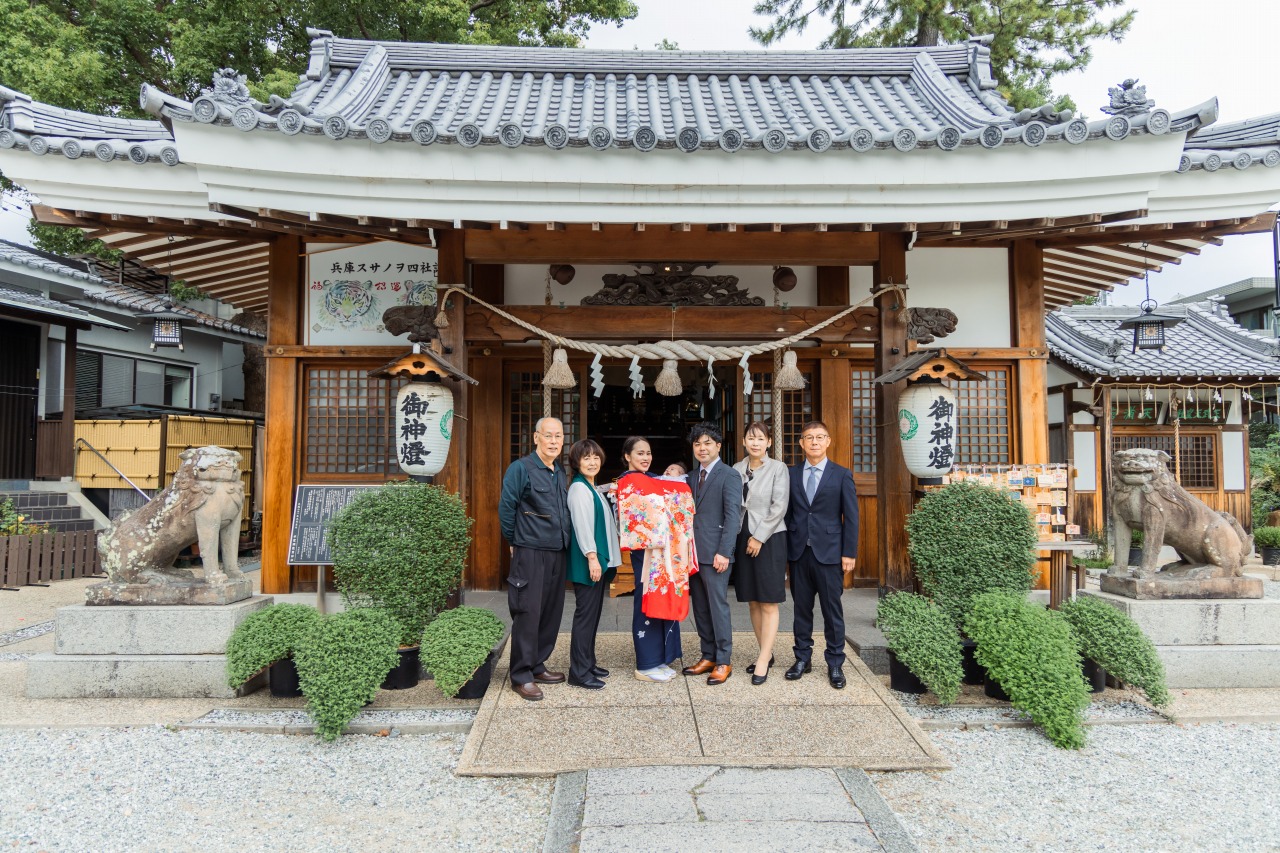 水堂須佐男神社 お宮参り 拝殿前の石畳で三世代の家族集合写真
