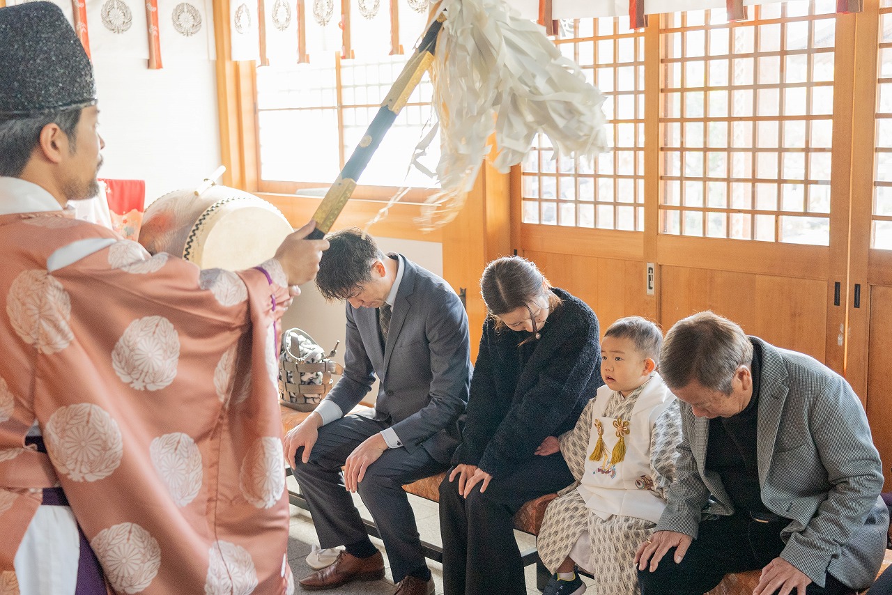 水堂須佐男神社 七五三 ご祈祷風景 拝殿内で家族が座る厳かなシーン