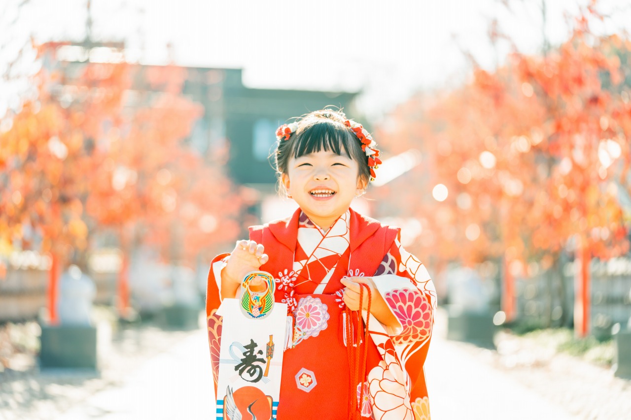 埼玉の神社 七五三 女の子写真 紅葉を背景に笑顔の着物ポートレート