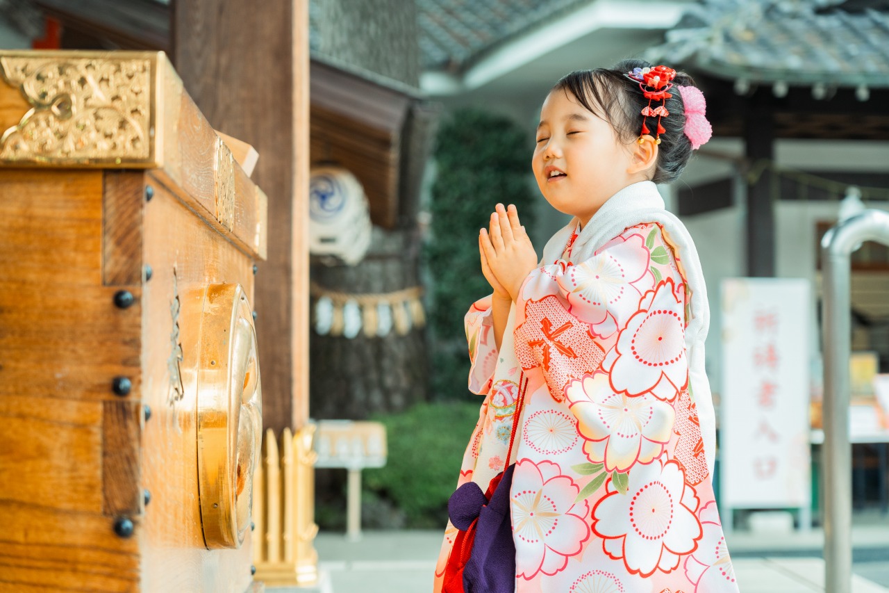 沼袋氷川神社 七五三 賽銭箱前で手を合わせるお参りカット