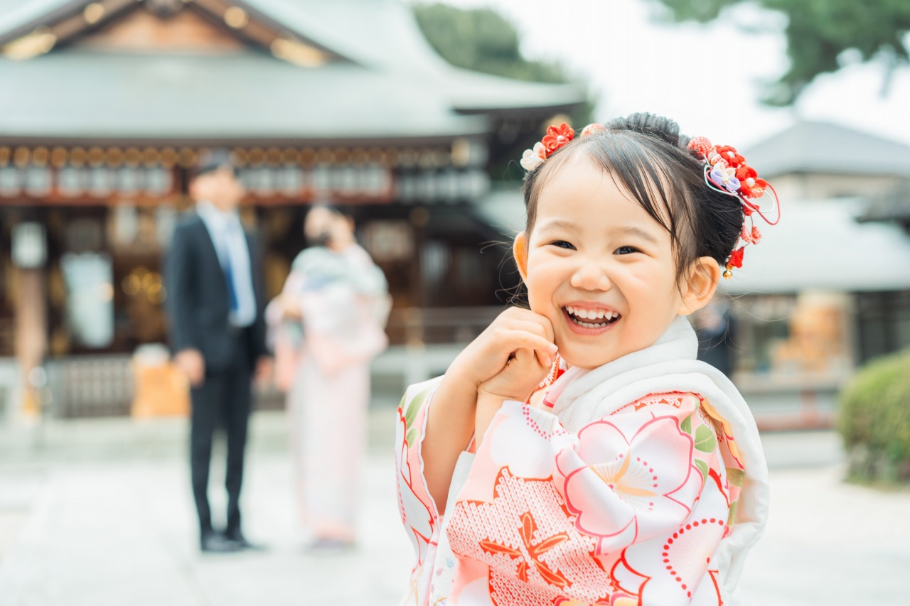 沼袋氷川神社 七五三 笑顔のアップポートレート 拝殿背景
