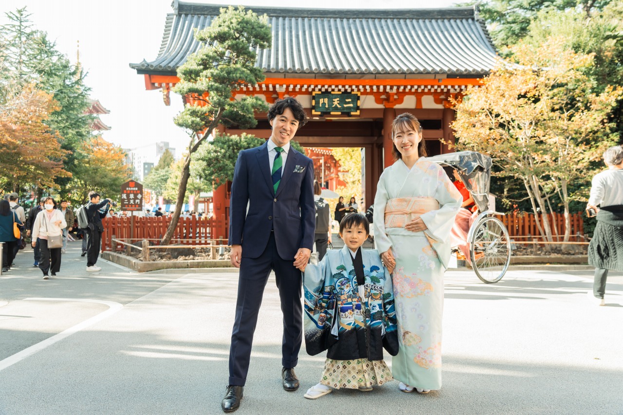 二天門前で七五三親子写真(浅草寺)