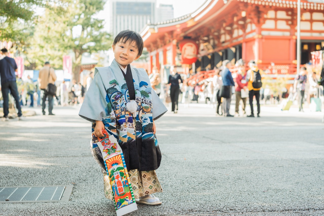 浅草寺の本堂前での七五三写真(男の子)