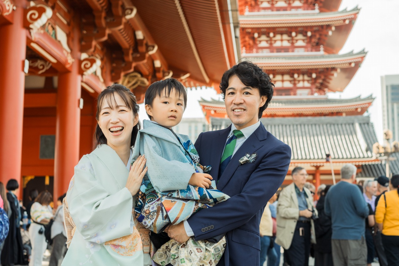 親子のだっこしての写真(浅草寺)