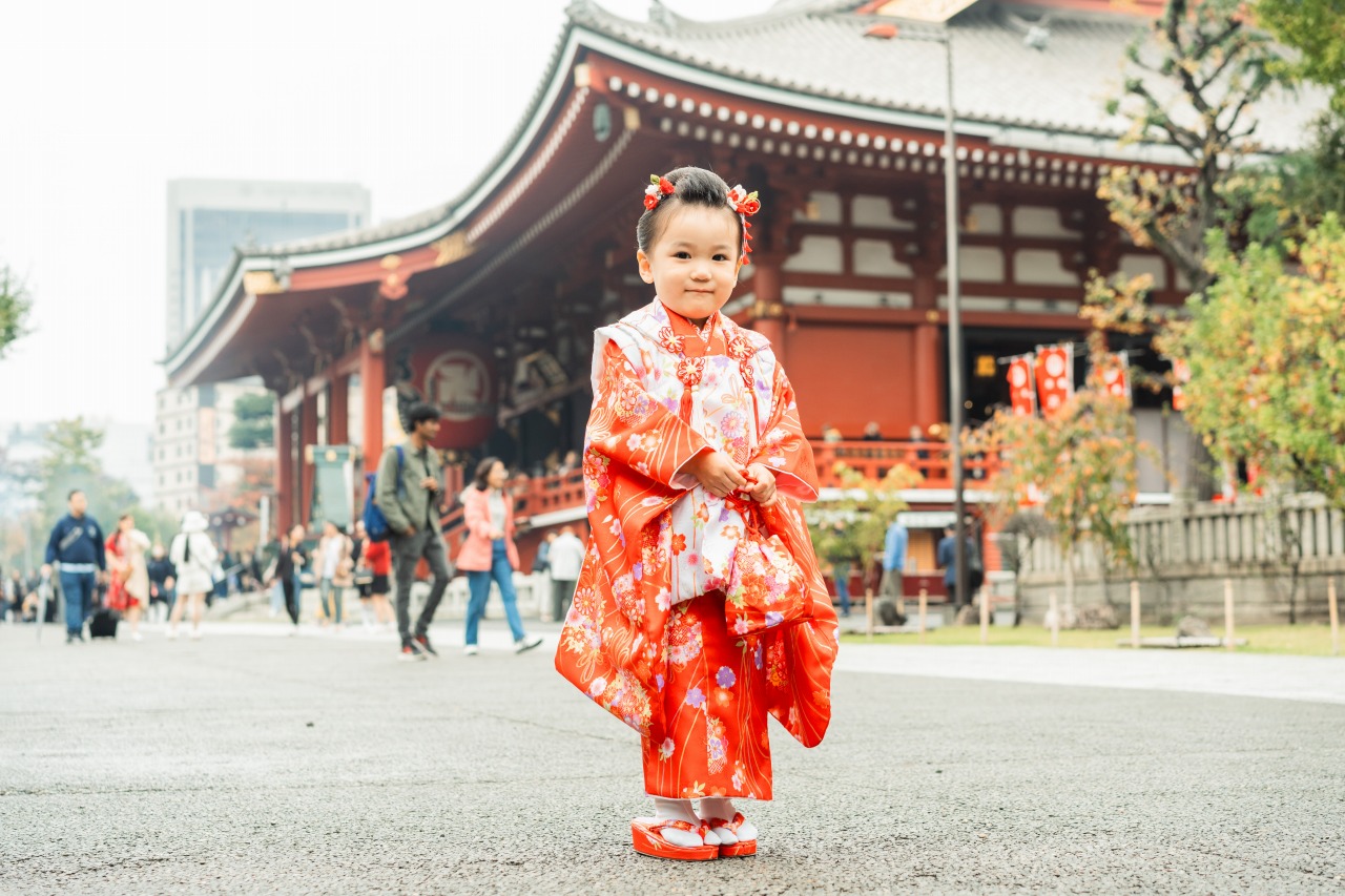 浅草寺の本堂前での七五三写真(女の子)