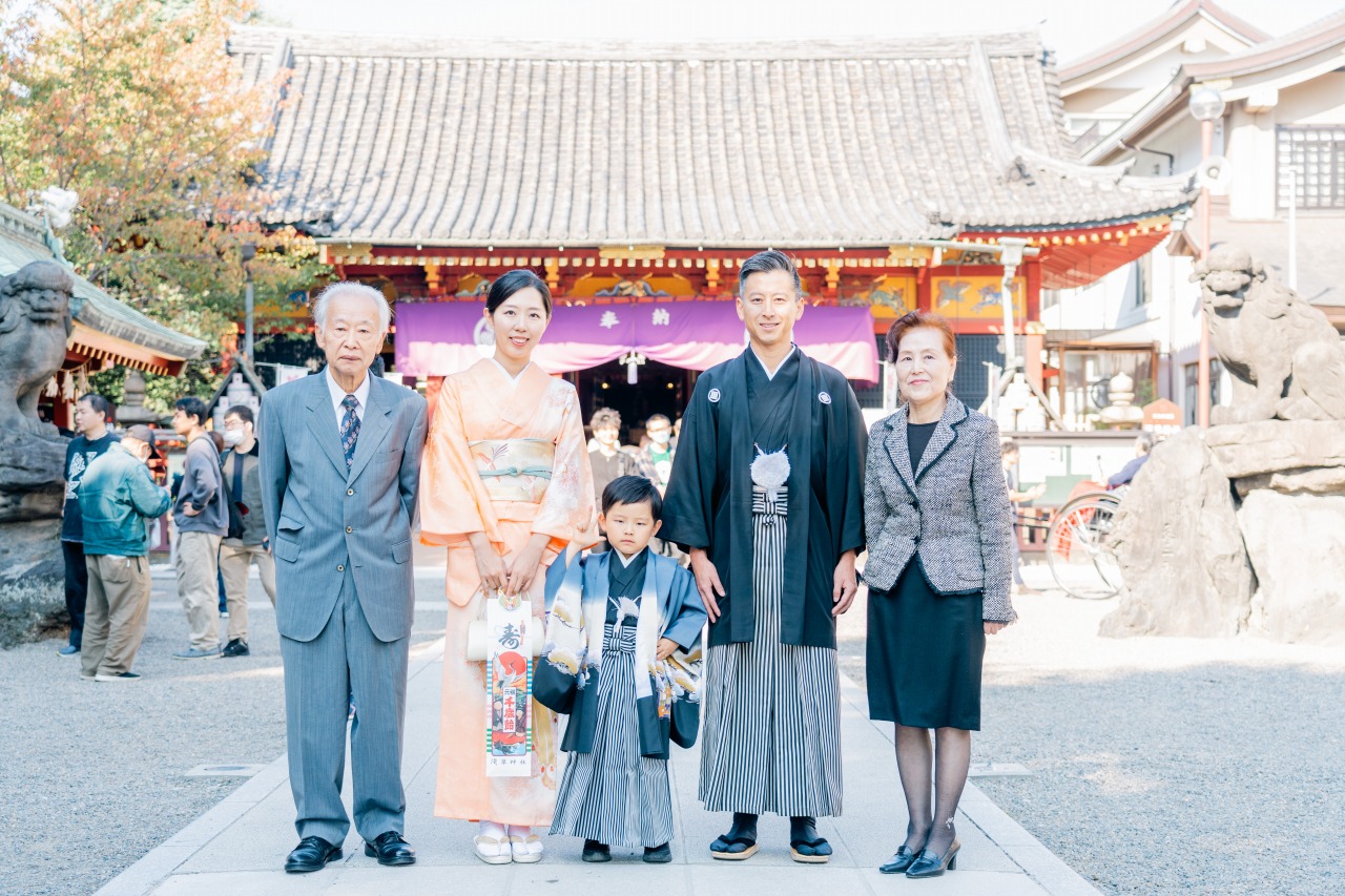 浅草神社本殿前での七五三集合写真