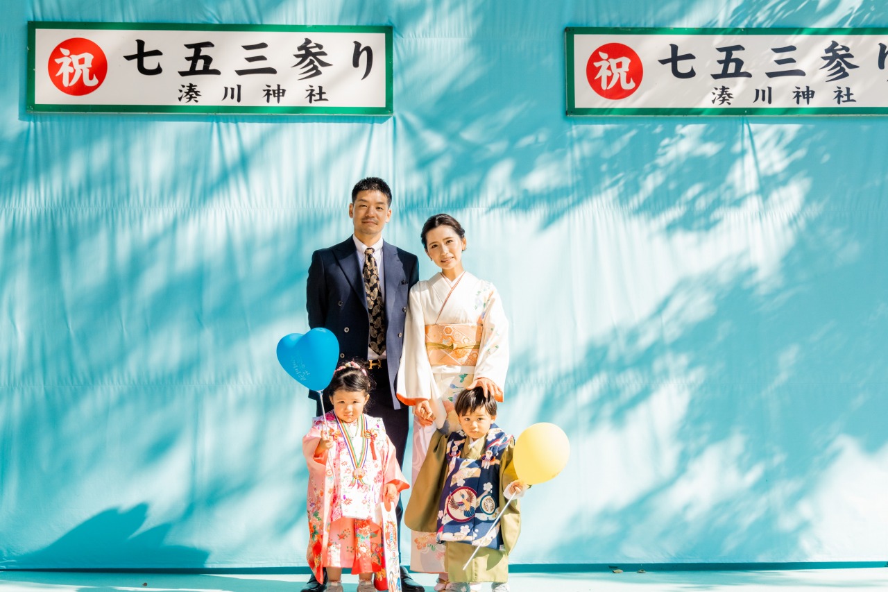 湊川神社 七五三 家族集合写真 「祝 七五三参り」看板前で記念撮影
