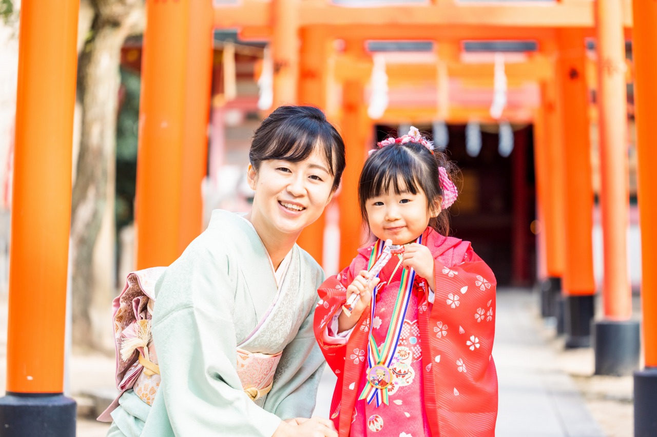 湊川神社 七五三 朱色の鳥居 母子の着物ショット