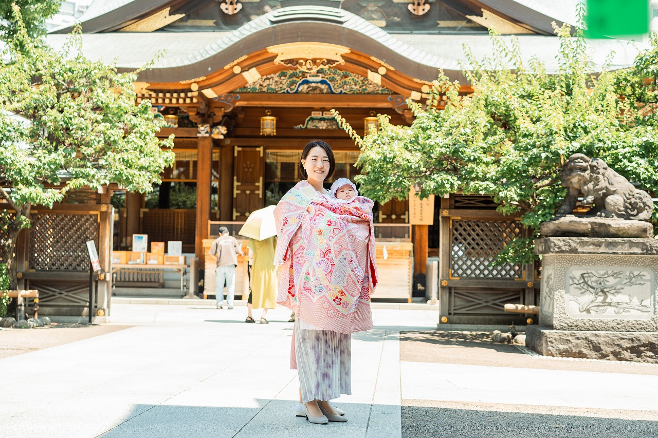 湯島天神 お宮参り ママと赤ちゃんの記念写真 拝殿前で産着姿を残す全身ポートレート