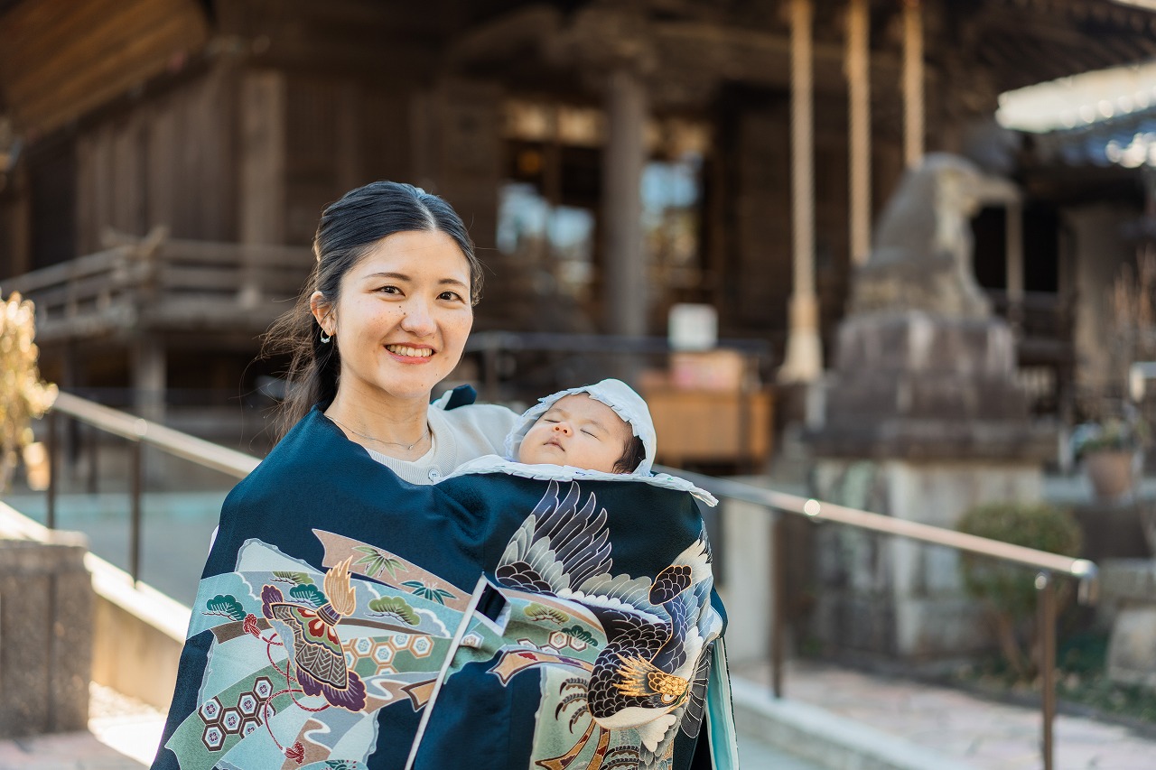 狭山八幡神社 お宮参り ママと赤ちゃん 拝殿を背景にした抱っこポートレート