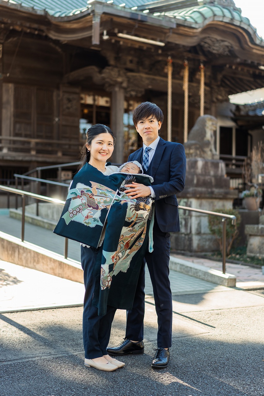 狭山八幡神社 お宮参り 夫婦と赤ちゃん 拝殿前の全身ポートレート