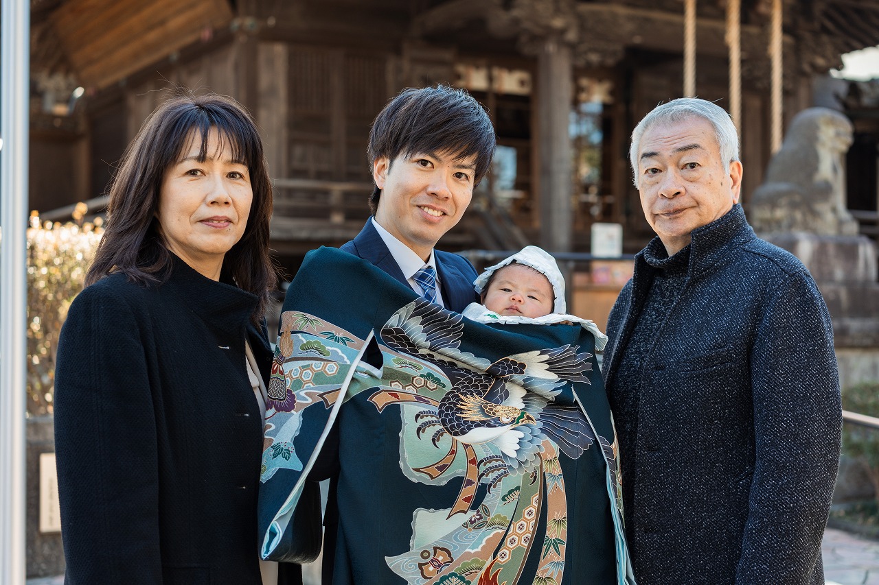 狭山八幡神社 お宮参り 家族写真 赤ちゃんを囲む祖父母入りの記念カット