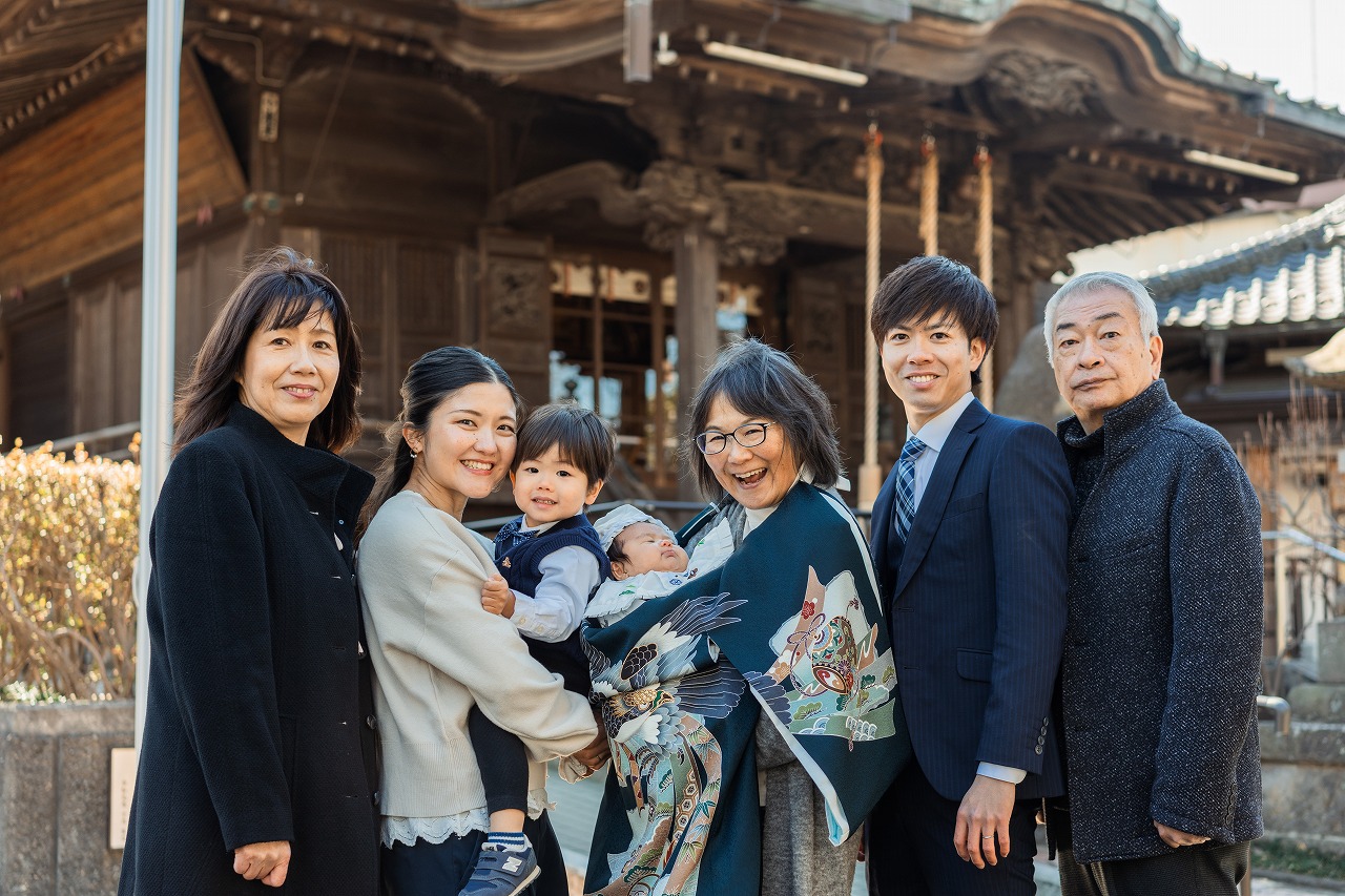狭山八幡神社 お宮参り 家族集合写真 拝殿前で祖父母も一緒の記念ショット