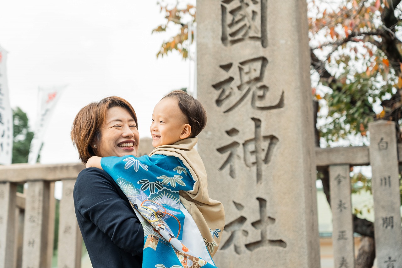 生國魂神社 七五三 親子スナップ ママに抱っこされて笑う男の子