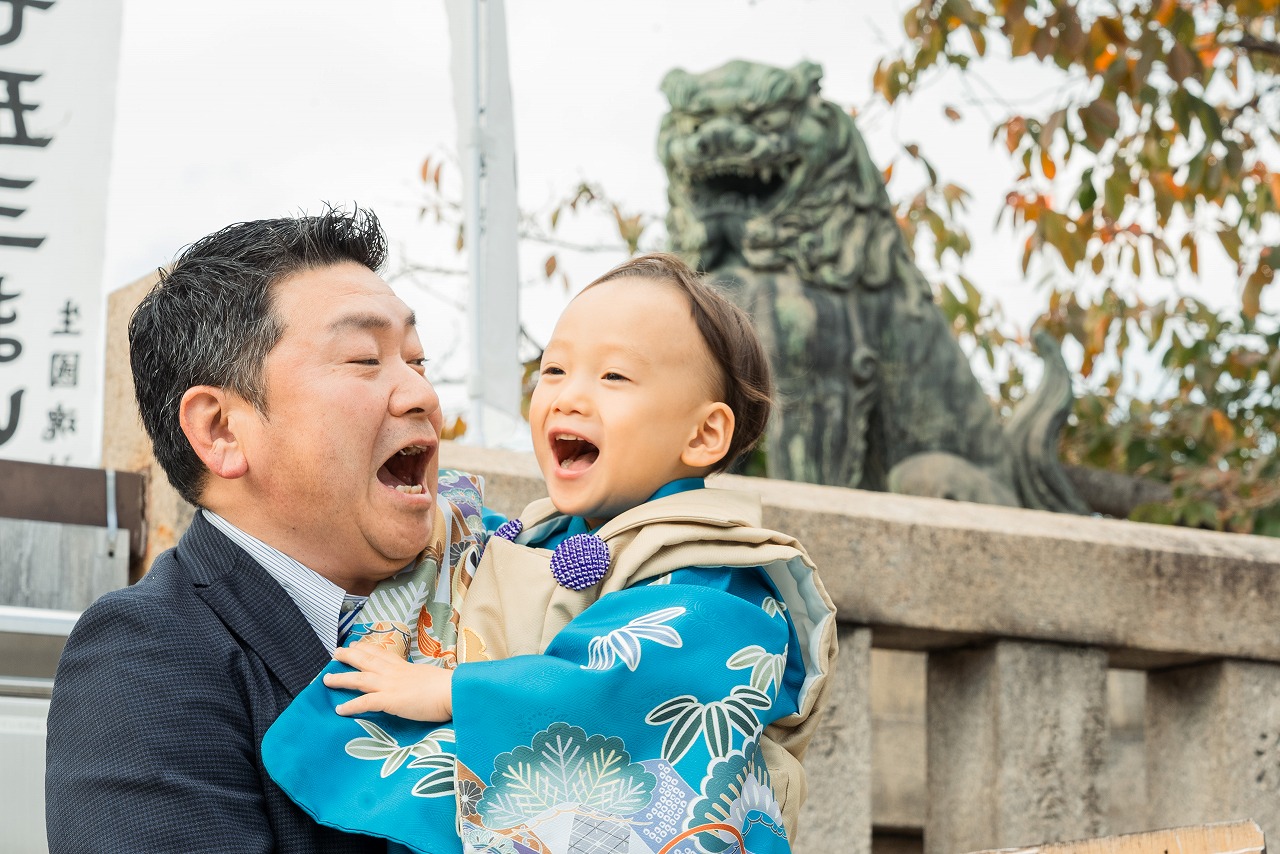生國魂神社 七五三 親子スナップ パパに抱っこされて笑う男の子