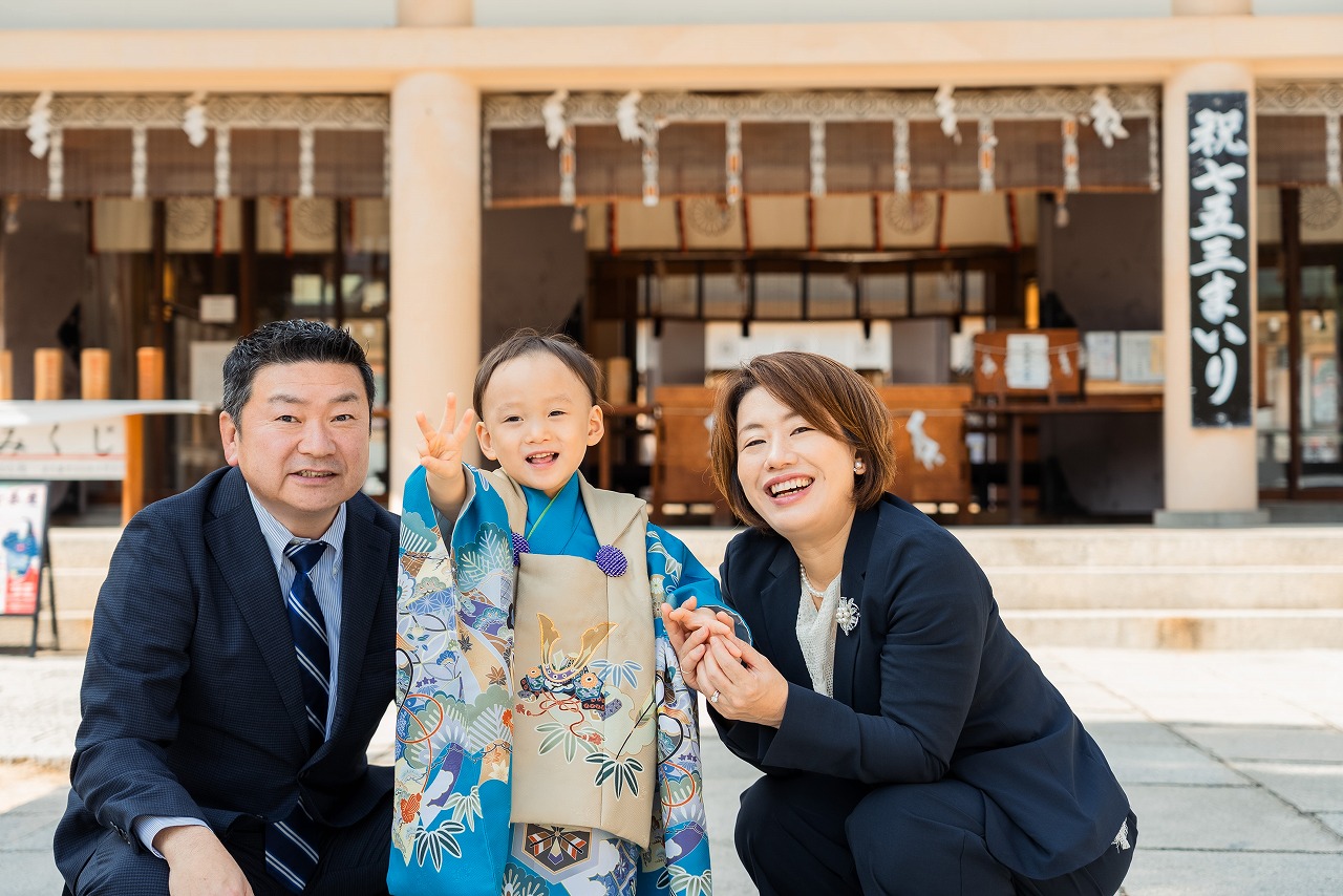 生國魂神社 七五三 家族スナップ 拝殿前でしゃがんだ親子の自然な写真