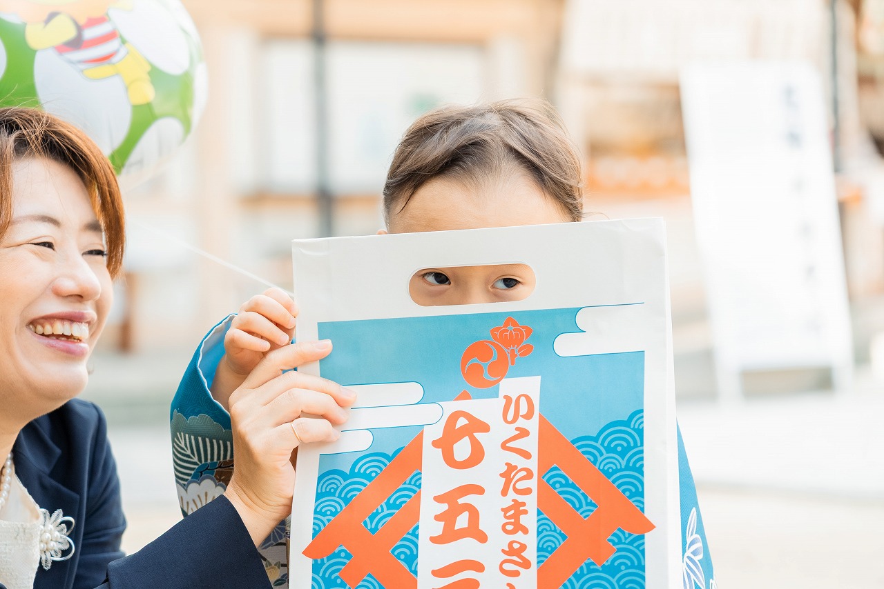 生國魂神社 七五三 千歳飴ショット 七五三袋を持つ男の子の可愛いアップ