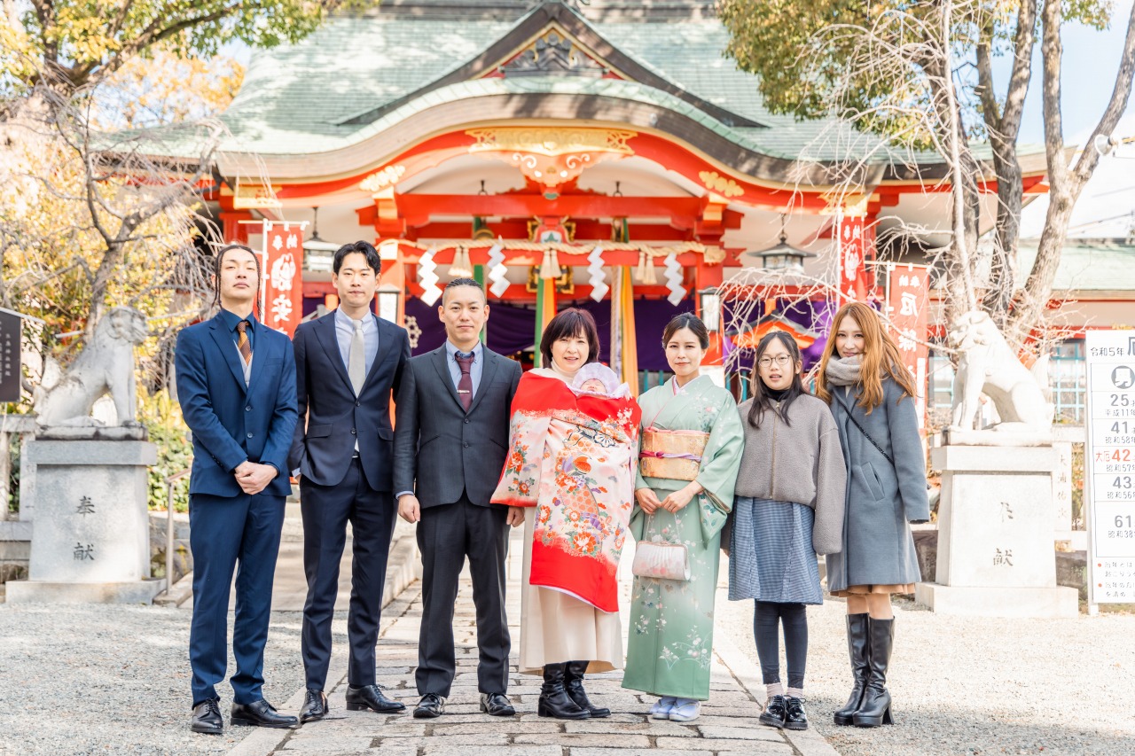 生島神社 お宮参り 家族集合写真 拝殿前の記念ショット