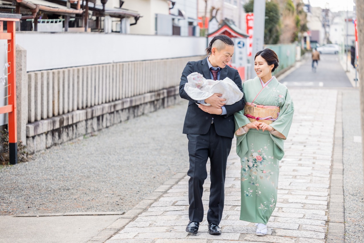 尼崎・生島神社でのお宮参り写真 参道を歩く親子